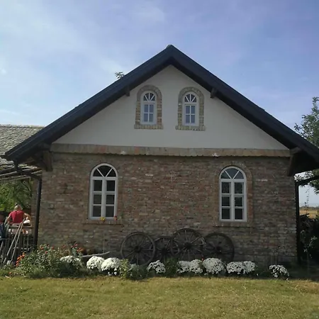 Holiday home Tetrebov Salas In The Peaceful Fields Futog